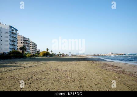 Hors saison vide Kastela beach à Larnaca avec Marina MacKenzie en arrière-plan, Chypre Banque D'Images