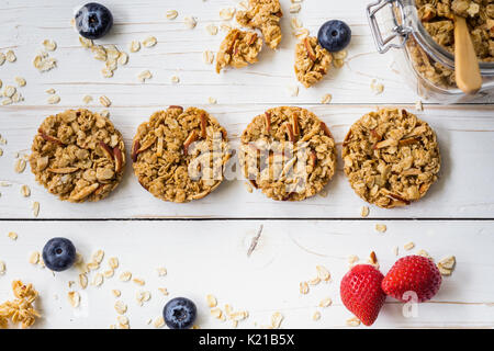 Barre granola fait maison et les baies fraîches sur la table en bois avec l'espace. Banque D'Images