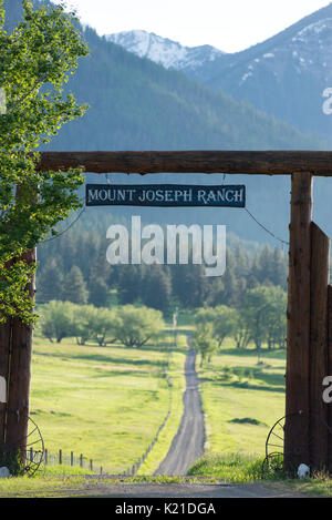 Entrée de Mont Joseph Ranch en Oregon's Wallowa Valley. Banque D'Images