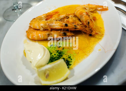 Bien servi les crevettes avec le citron et souse in cafe Banque D'Images