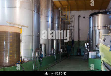 Canons d'acier pour la fermentation du vin en petite usine vigneron contemporain Banque D'Images