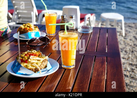 Pommes de terre farcies aux légumes et fromage et jus d'orange dans la région de sea view restaurant en Turquie Banque D'Images