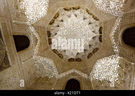 Dôme de salle des Deux Soeurs (Sala de las Dos Hermanas) au complexe Royal de l'Alhambra. Granada, Espagne Banque D'Images