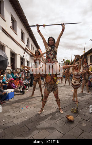 17 juin 2017, l'Équateur Pujili : les danseurs de la région Amazonas se produisant au festival de Corpus Christi Banque D'Images