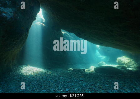 Ci-dessous gros rochers sous l'eau avec trou de sunbeam, mer Méditerranée, scène naturelles, Pyrénées Orientales, Roussillon, France Banque D'Images