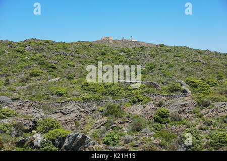 Paysage dans le parc naturel du Cap de Creus avec son phare en arrière-plan, de la Méditerranée, Costa Brava, Espagne, Cadaques, Catalogne Banque D'Images