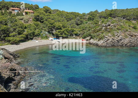 Espagne Costa Brava la plage de galets de la mer Méditerranée, Cala Guillola, Cadaques, Cap de Creus, Catalogne Banque D'Images