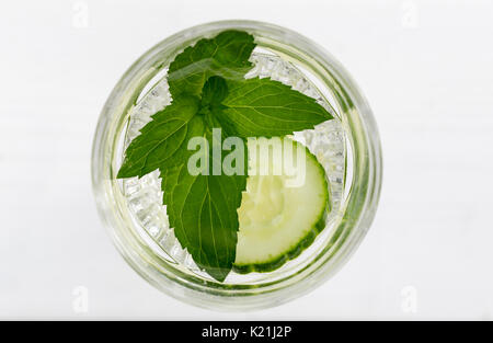 Fat Burning detox eau avec le concombre, la Menthe et citron Banque D'Images