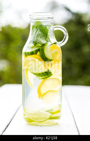 Fat Burning detox eau avec le concombre, la Menthe et citron Banque D'Images