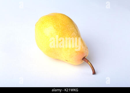 Poire bio frais isolé sur bacground blanc. Banque D'Images
