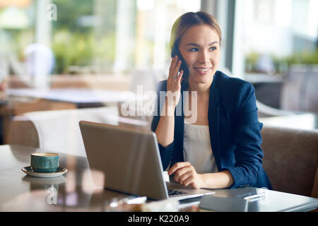 Joli travail de l'entrepreneur au café Banque D'Images