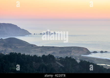 Brume D'ÉTÉ Coucher de soleil sur la côte de San Mateo. Banque D'Images