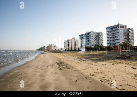 Hors saison vide Kastela beach à Larnaca avec blocs d'appartements résidentiels, Chypre Banque D'Images