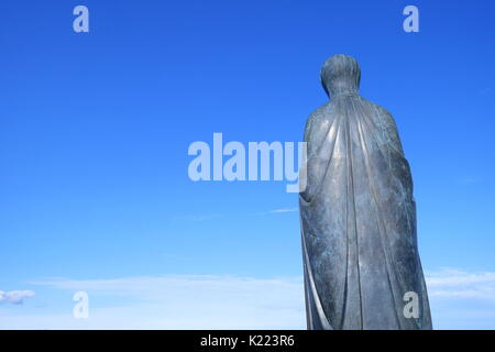 Statue en bronze de la Vierge Marie portant l'enfant Jésus, par le sculpteur Laszlo Matyassy, en face du palais, quartier du château, Budapest, Hongrie Banque D'Images