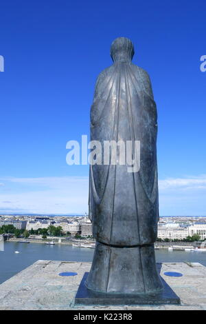 Statue en bronze de la Vierge Marie par le sculpteur Laszlo Matyassy, en face du palais, Danube et Pest derrière, quartier du château, Budapest, Hongrie Banque D'Images