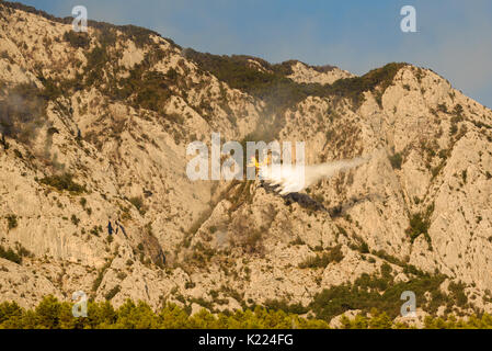 La Granadella, Biokovo, Croatie, 24. Août 2017 - Lutte contre le Biokovo par Canadair CL-415 avion amphibie Bombardier d'eau près de plus touristique desti Banque D'Images