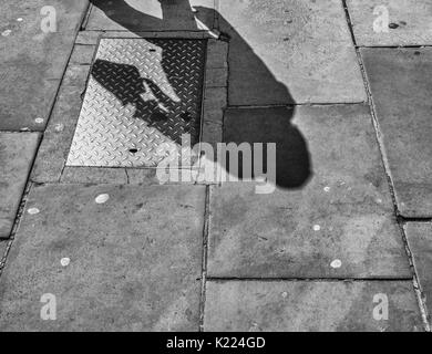 Ombres sur le trottoir, Liverpool, Angleterre, Royaume-Uni Banque D'Images