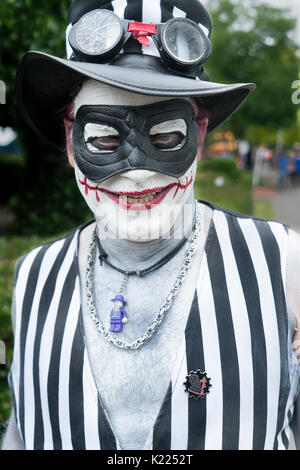 Un homme dans un costume macabre au solstice fremont parade, Seattle, Washington, USA Banque D'Images