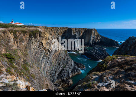 Les falaises au Cap Sardao (Cabo Sardao) dans la Côte Vicentine en Alentejo, Portugal ; le concept de voyage au Portugal Banque D'Images