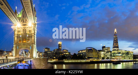 Uk, Londres, vue panoramique de Tower bridge et de la ville d'horizon de l'autre au sud de la Tamise, lit up at night Banque D'Images