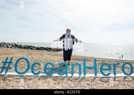 Le sous-secrétaire d'État parlementaire au ministère de l'Environnement, de l'alimentation et des Affaires rurales, Thérèse Coffey, se joint à Sky Ocean Rescue pour dévoiler une baleine de 10 mètres de long à Felixstowe Beach, Suffolk, qui est entièrement fait à partir de plastique recyclé récupéré de l'océan, les nettoyages de plage et les usines de recyclage locales pour sensibiliser à la question de la santé de l'océan. Banque D'Images