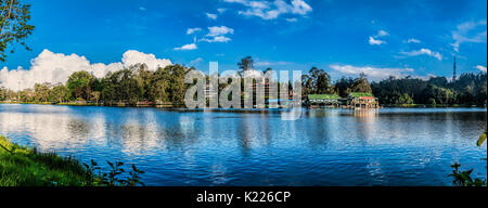 L'étoile forme Kodaikanal Lake, également connu sous le nom de lac Kodai est un lac artificiel situé dans le district de Dindigul dans la ville de Kodaikanal au Tamil Nadu, Inde. Banque D'Images