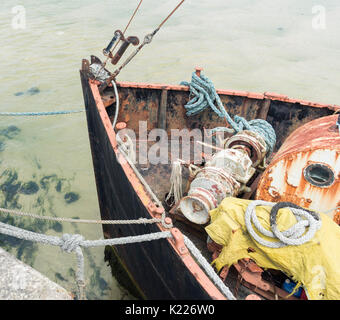 Vieux Bateau attaché sur l'estuaire de la rivière à Lelant, Cornwall. Banque D'Images