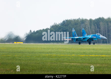 Radom, Pologne - 26 août 2017 : l'armée de l'air ukrainienne Sukhoi Su-27 pendant le spectacle aérien de Paris 2017. Banque D'Images