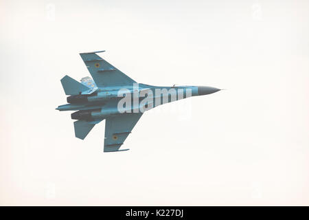 Radom, Pologne - 26 août 2017 : l'armée de l'air ukrainienne Sukhoi Su-27 pendant le spectacle aérien de Paris 2017. Banque D'Images