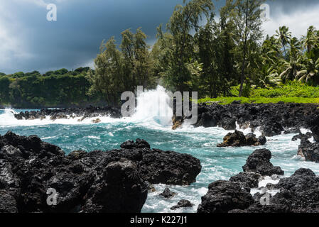 Surfez sur les roches volcaniques de frapper sur l'île de Maui, Hawaii Banque D'Images