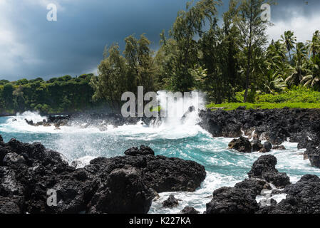 Surfez sur les roches volcaniques de frapper sur l'île de Maui, Hawaii Banque D'Images