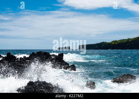 Surfez sur les roches volcaniques de frapper sur l'île de Maui, Hawaii Banque D'Images