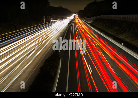 Des sentiers de lumière sur l'autoroute A2 à Karmen Allemagne Banque D'Images