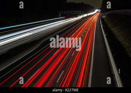 Des sentiers de lumière sur l'autoroute A2 à Karmen Allemagne Banque D'Images