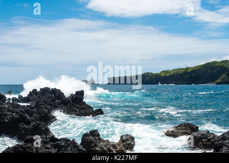 Surfez sur les roches volcaniques de frapper sur l'île de Maui, Hawaii Banque D'Images