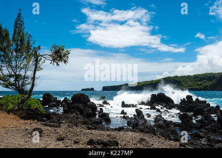 Surfez sur les roches volcaniques de frapper sur l'île de Maui, Hawaii Banque D'Images