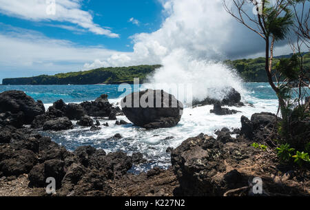 Surfez sur les roches volcaniques de frapper sur l'île de Maui, Hawaii Banque D'Images