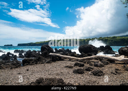 Surfez sur les roches volcaniques de frapper sur l'île de Maui, Hawaii Banque D'Images