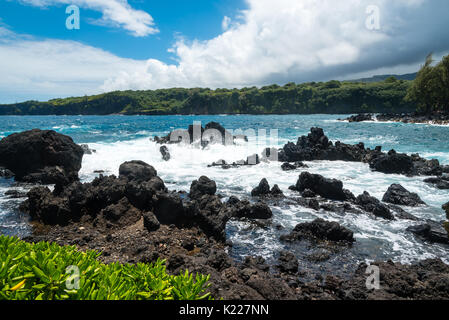 Surfez sur les roches volcaniques de frapper sur l'île de Maui, Hawaii Banque D'Images