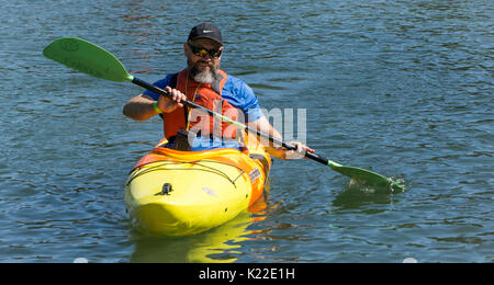 Kayak Bowness Park Calgary AB Banque D'Images