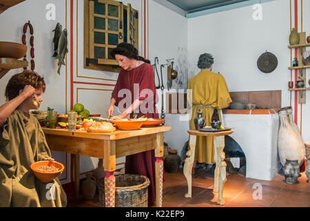 Diorama grandeur montrant les chiffres décrivant la vie quotidienne dans la cuisine d'une villa romaine, Echternach, Luxembourg Banque D'Images