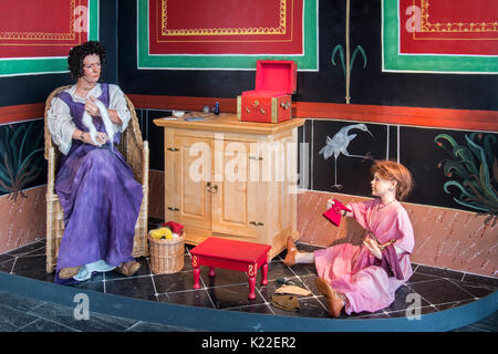 Diorama grandeur montrant les chiffres décrivant la filature femme avec de fuseau et sa fille dans une villa romaine, Echternach, Luxembourg Banque D'Images