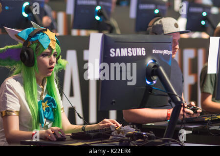 Cologne, Allemagne - 24 août 2017 - Les jeunes au plus grand des mondes salon des jeux vidéo de la gamescom de Cologne de jouer de nouveaux jeux et balade aroun Banque D'Images