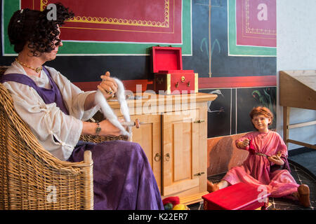 Diorama grandeur montrant les chiffres décrivant la filature femme avec de fuseau et sa fille dans une villa romaine, Echternach, Luxembourg Banque D'Images