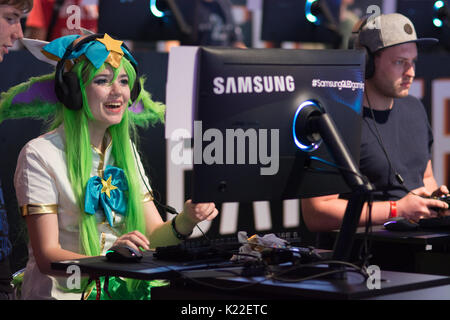 Cologne, Allemagne - 24 août 2017 - Les jeunes au plus grand des mondes salon des jeux vidéo de la gamescom de Cologne de jouer de nouveaux jeux et balade aroun Banque D'Images