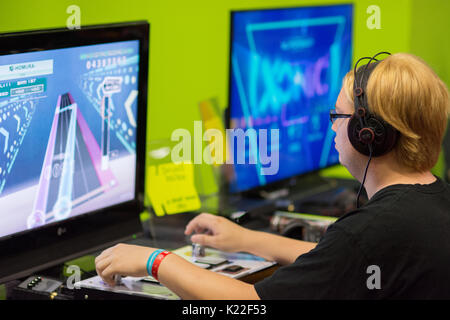 Cologne, Allemagne - 24 août 2017 - Les jeunes au plus grand des mondes salon des jeux vidéo de la gamescom de Cologne de jouer de nouveaux jeux et balade aroun Banque D'Images