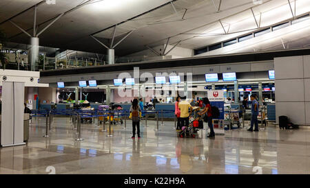 Saigon, Vietnam - Mai 14, 2017. Les passagers en attente à l'Aéroport International de Tan Son Nhat à Saigon, Vietnam. Tan Son Nhat est l'aéroport le plus achalandé de Vi Banque D'Images