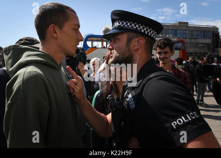 Grantham, Lincolnshire, Royaume-Uni. 19 août 2017. Sur la photo : un anti-fasciste est averti par un polceman en dehors du Weatherspoons Grantham où les membres de la Banque D'Images