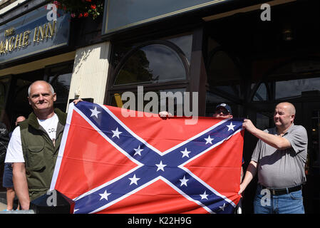 Grantham, Lincolnshire, Royaume-Uni. 19 août 2017. Photo : membres du Front National déploient un drapeau confédéré à l'extérieur du pub Weatherspoons Grantham Banque D'Images
