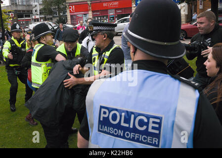 Grantham, Lincolnshire, Royaume-Uni. 19 août 2017. Sur la photo : affrontements entre anti-fascistes, la police et les partisans du Front National ont lieu à St Peters Banque D'Images
